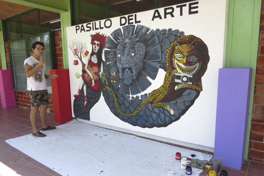 Artista junto a mural
