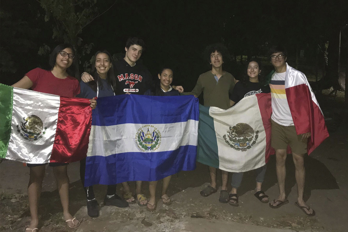 Grupo de alumnos con banderas