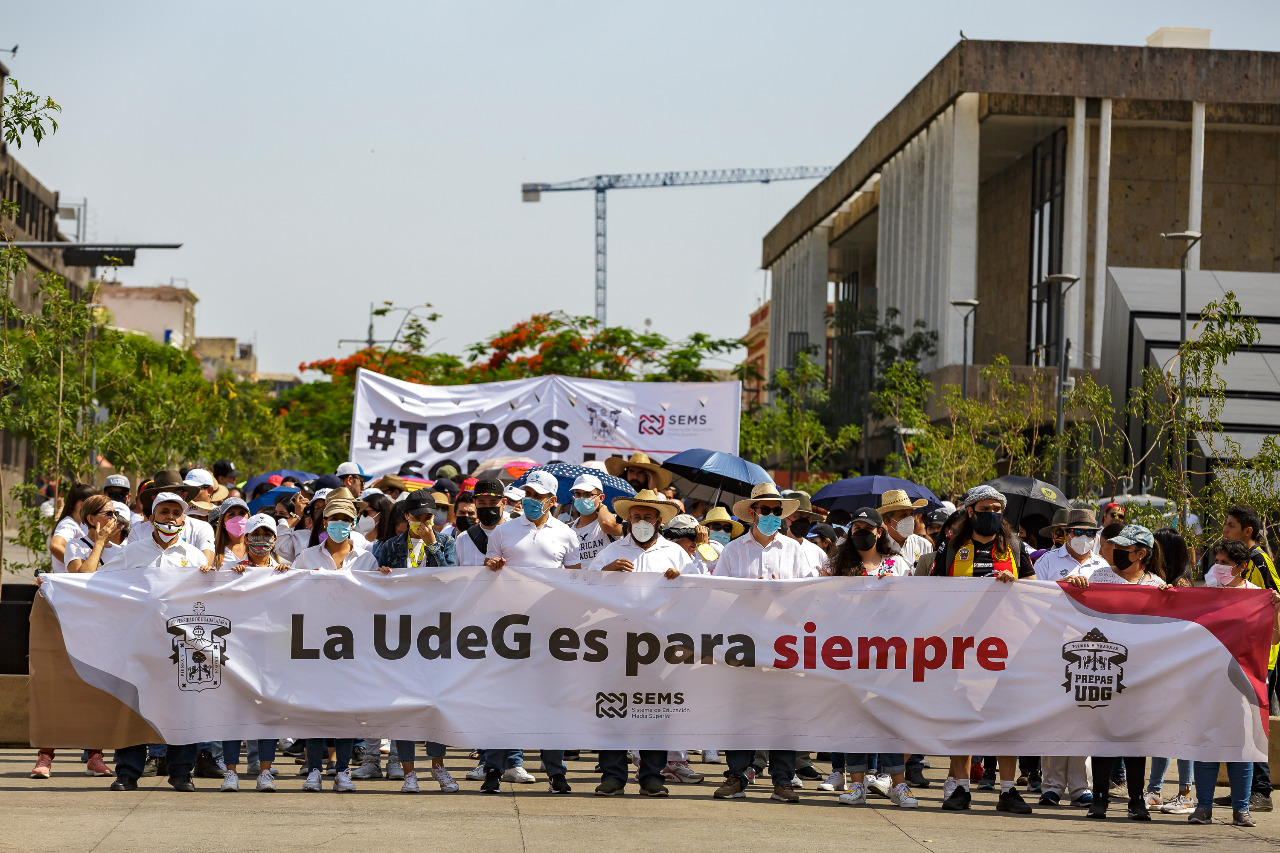 Participantes en contingente marchar por la autonomía y un presupuesto digno para la UdeG