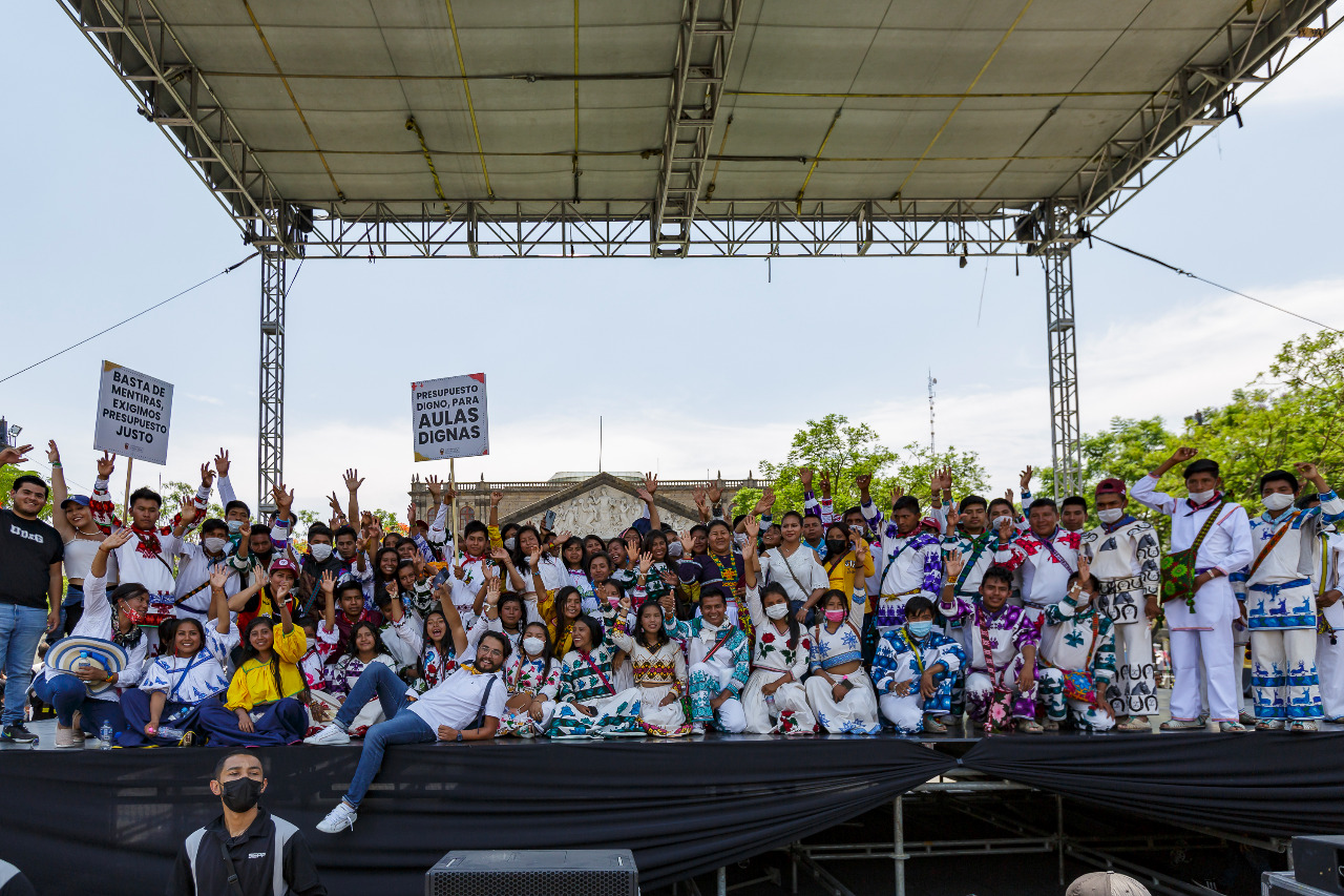 Participantes en contingente marchar por la autonomía y un presupuesto digno para la UdeG