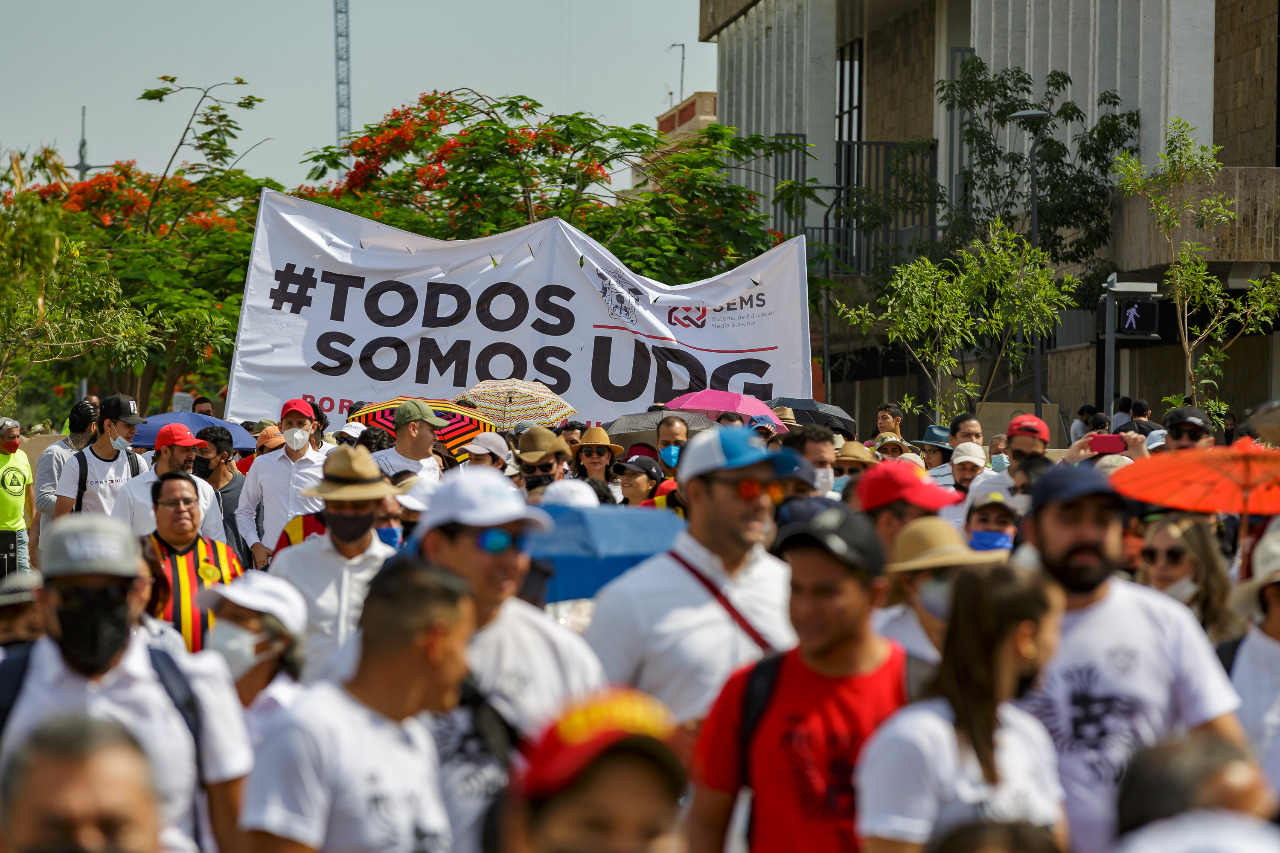 Participantes en contingente marchar por la autonomía y un presupuesto digno para la UdeG