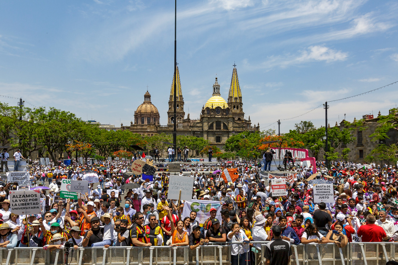 Participantes en contingente marchar por la autonomía y un presupuesto digno para la UdeG