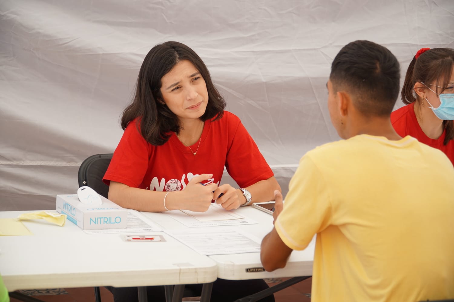 Participantes de Brigadas Multidisciplinarias Nos Late Servir atiende paciente