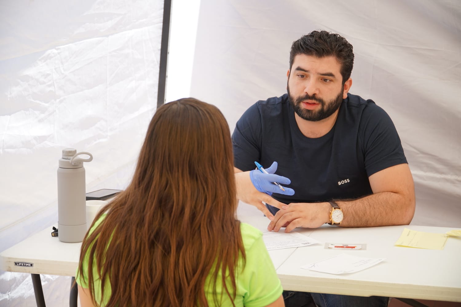 Participantes de Brigadas Multidisciplinarias Nos Late Servir atiende paciente