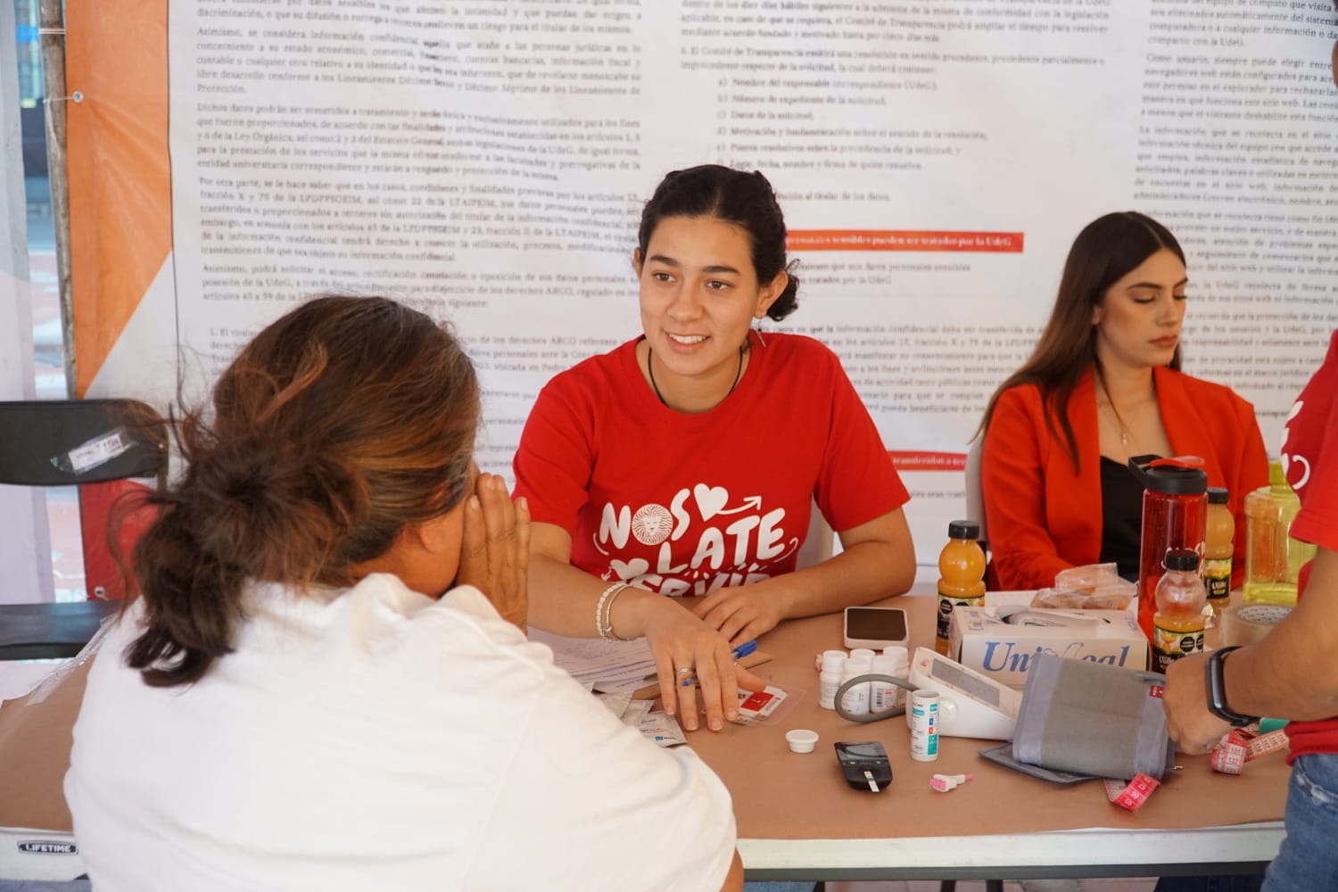 Participantes de Brigadas Multidisciplinarias Nos Late Servir atiende paciente