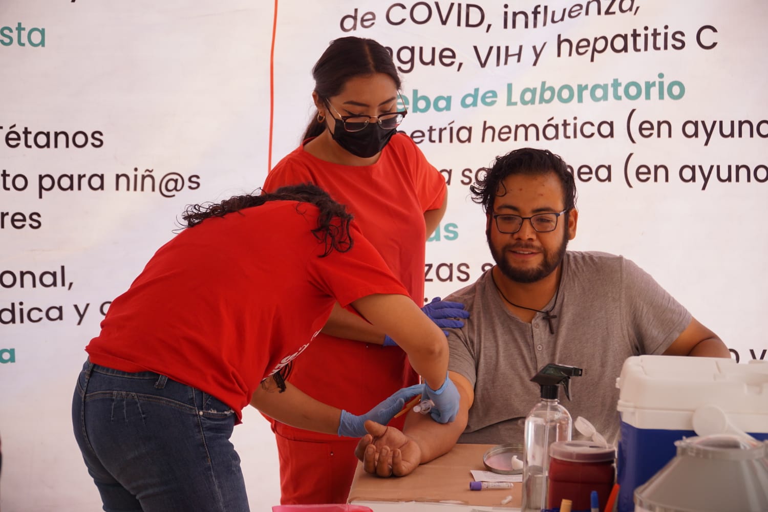 Participantes de Brigadas Multidisciplinarias Nos Late Servir atiende paciente