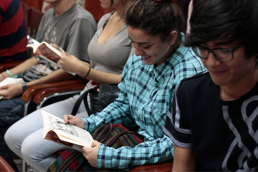 Alumno lee en libro