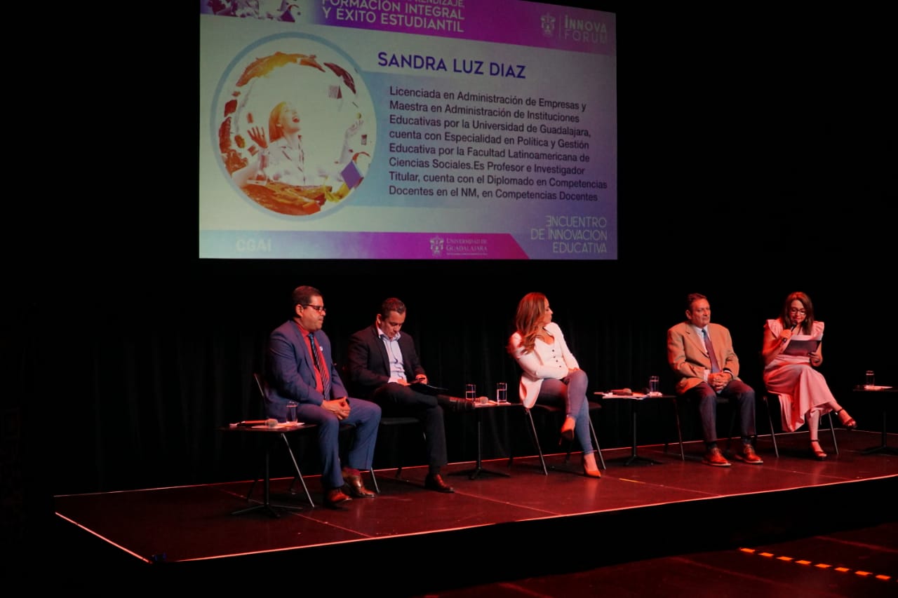 Autoridades del evento en presidium