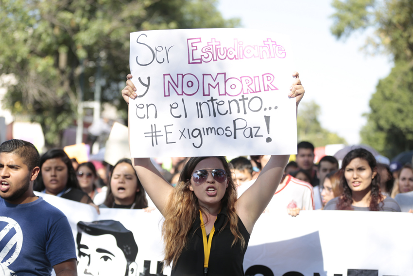 Manifestante con pancarta