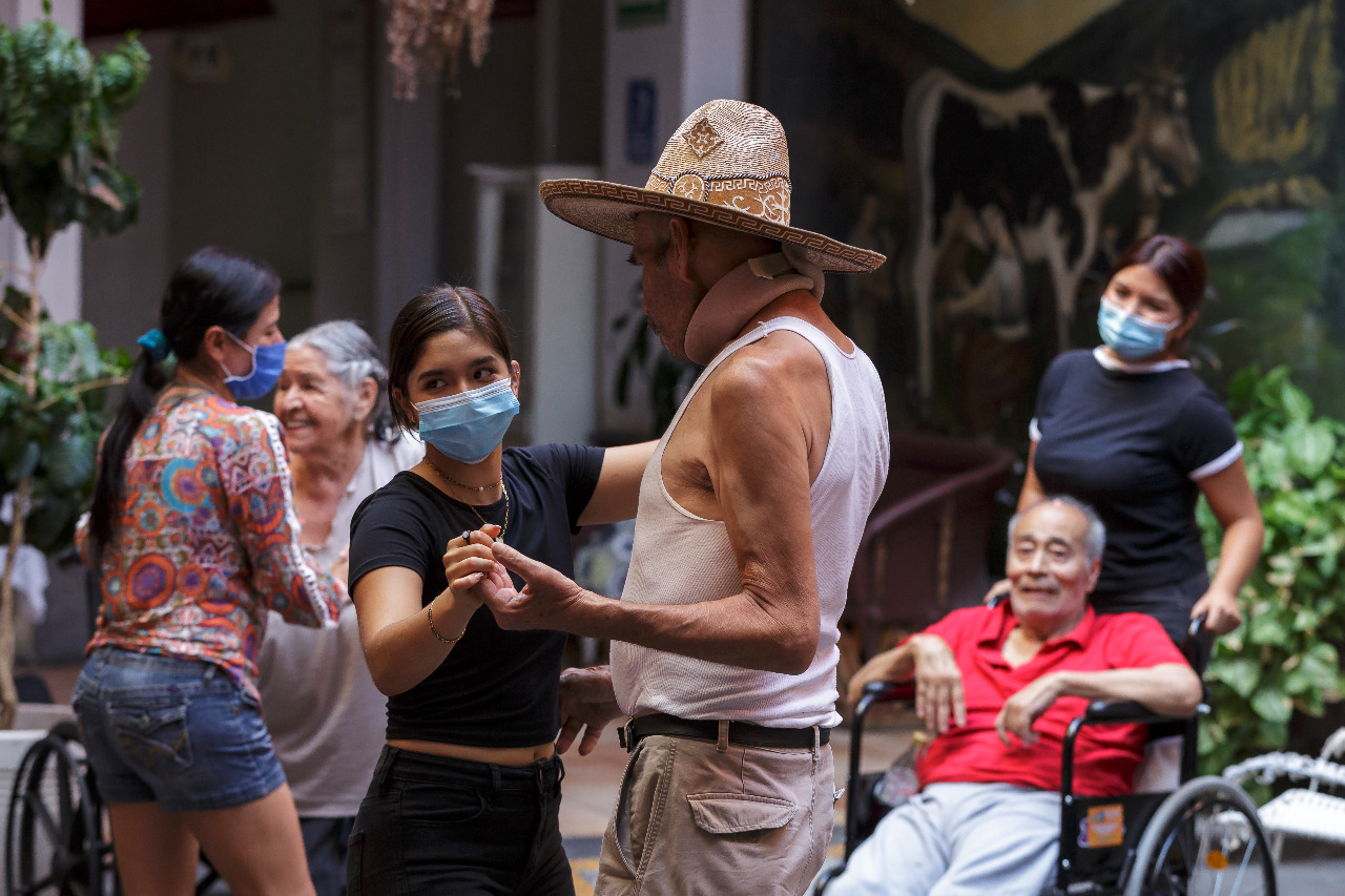 Alumnos de preparatoria bailan para adultos mayores