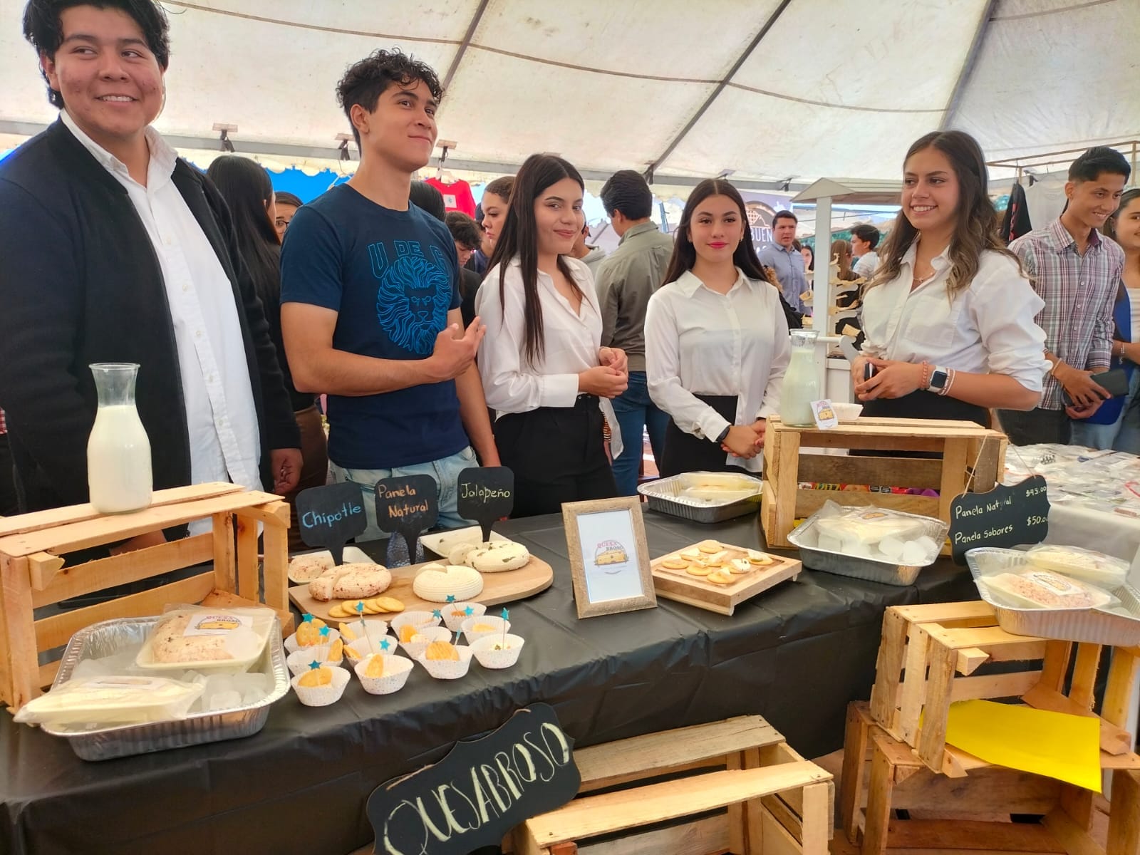 ALumnos en muestra gastronómica