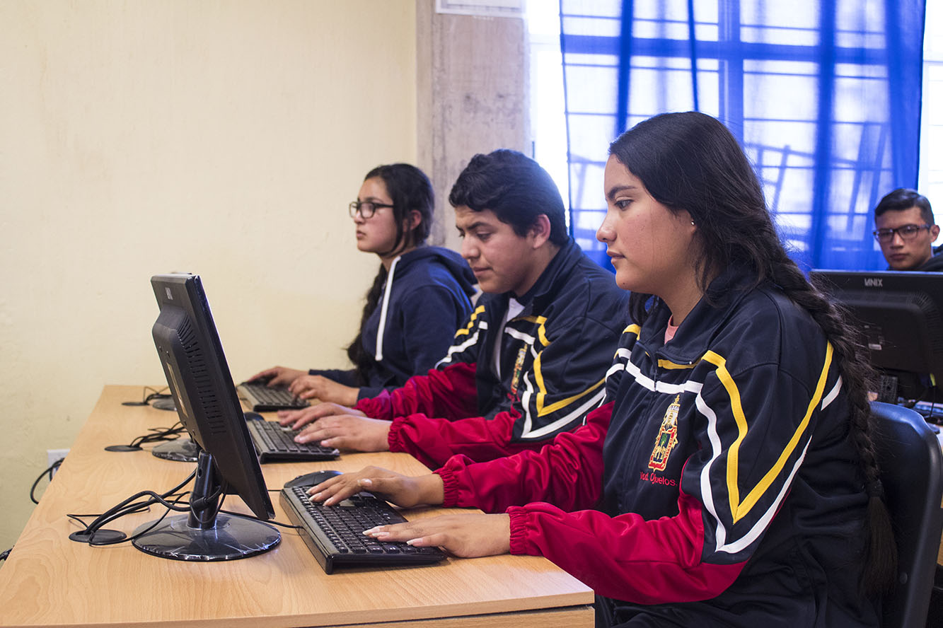 Alumnos en aula de cómputo