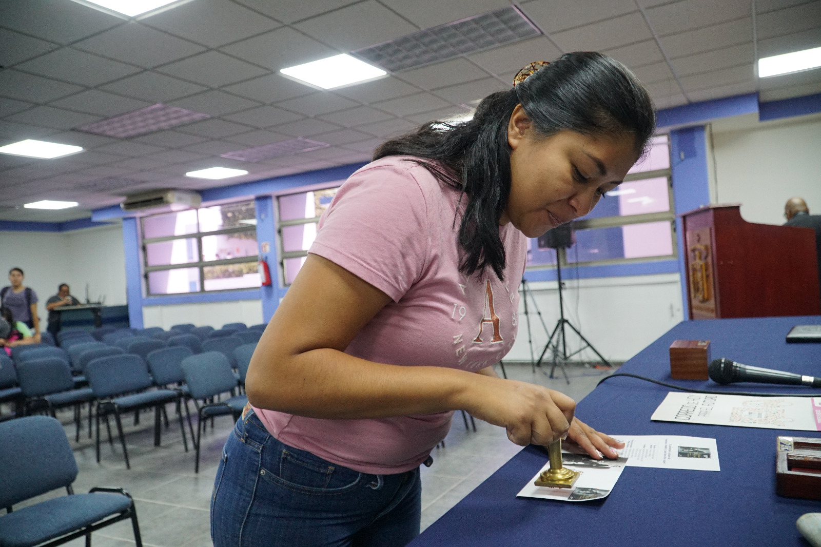 Mujer utilizando sello