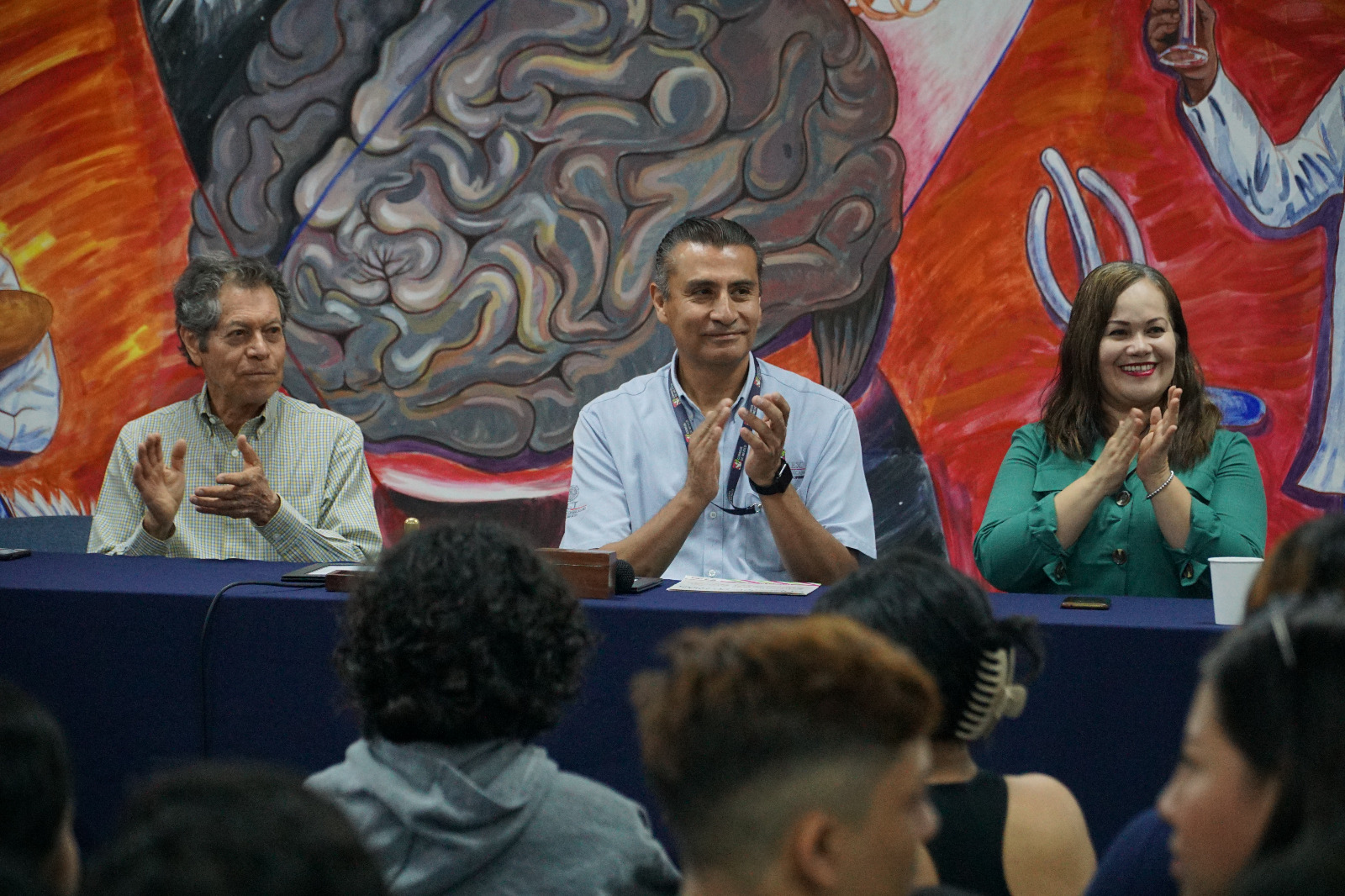 Autoridades del evento en presidium