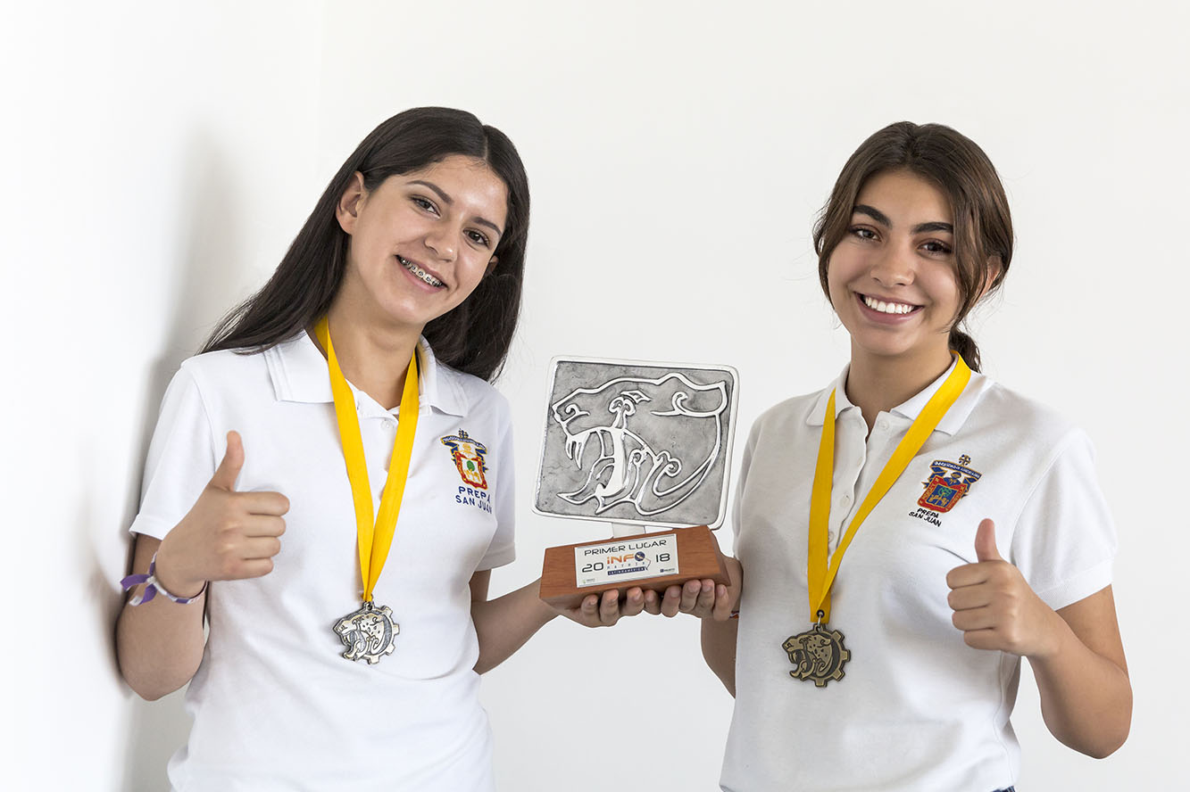 Alumnas con medalla