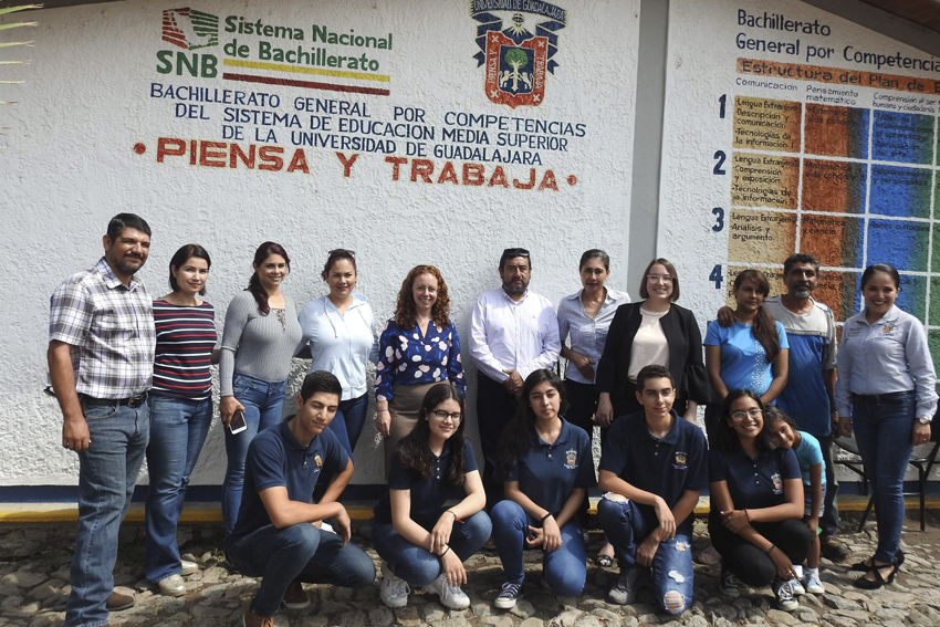 Grupo de alumnos junto a docentes
