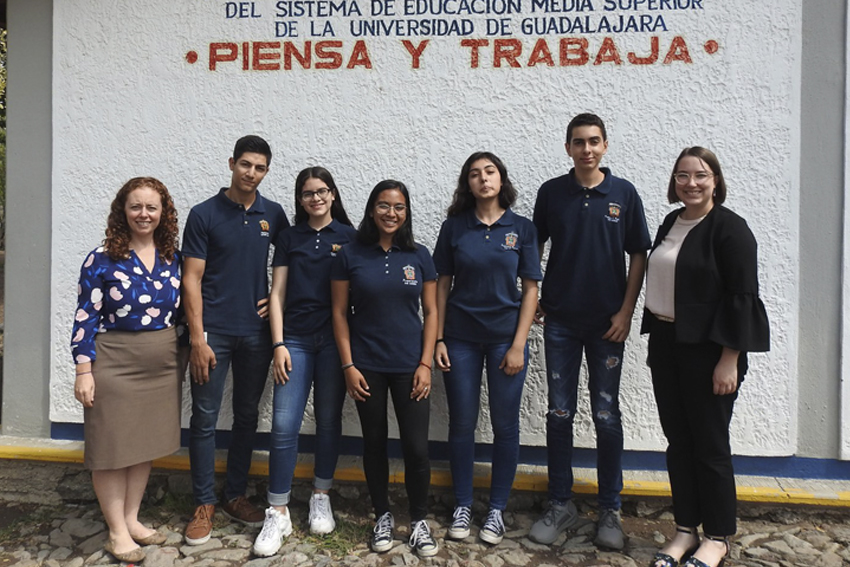 Grupo de alumnos junto a docentes