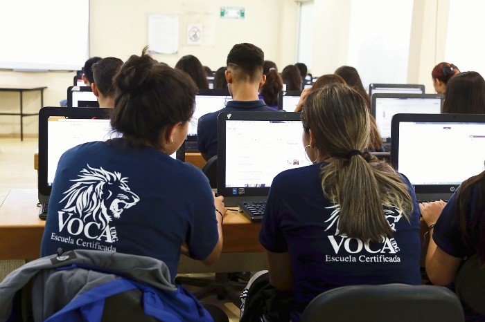 Alumnos frente a computadora