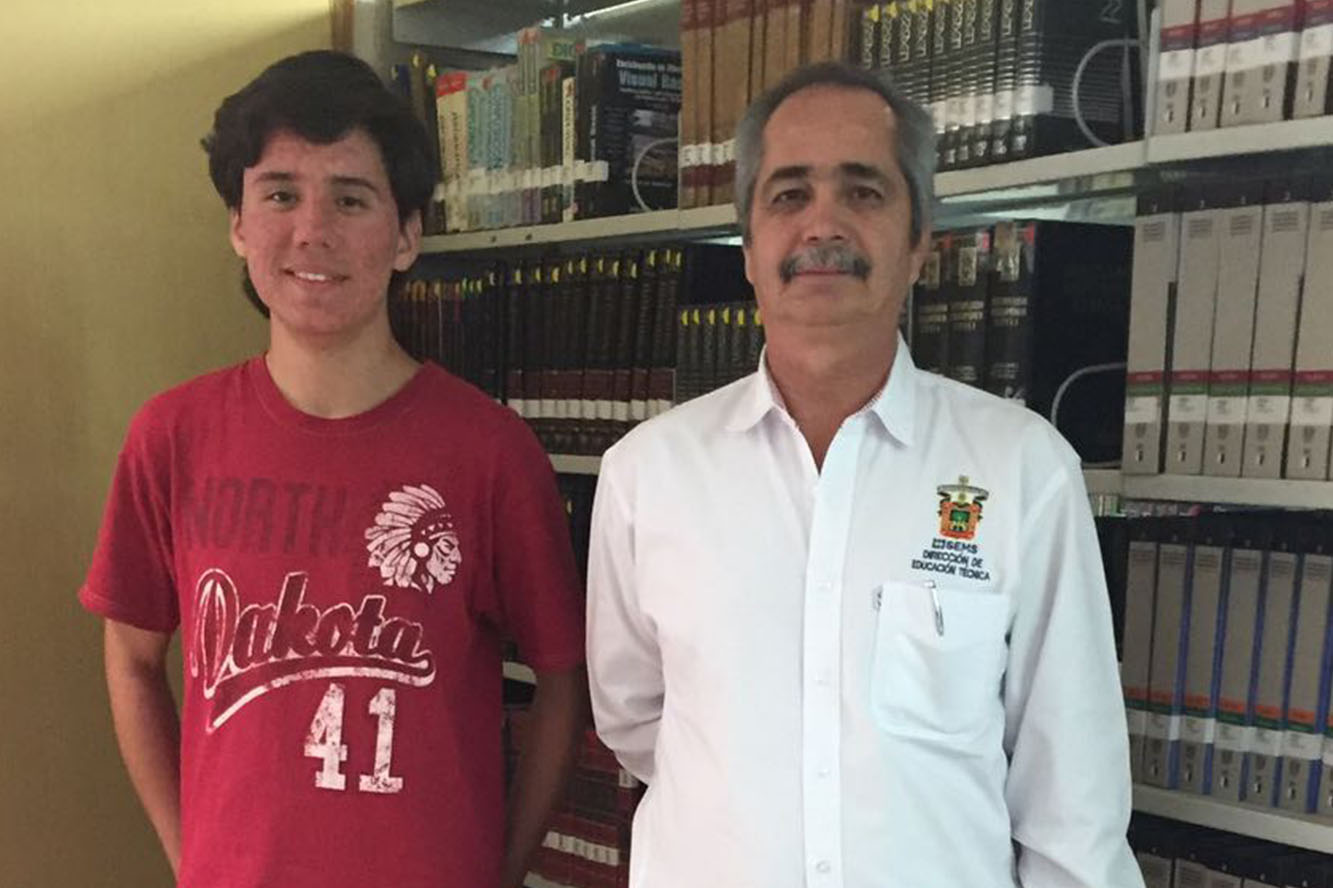 Alumno junto al director del plantel