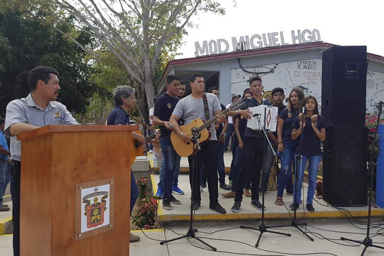 Alumnos en escenario