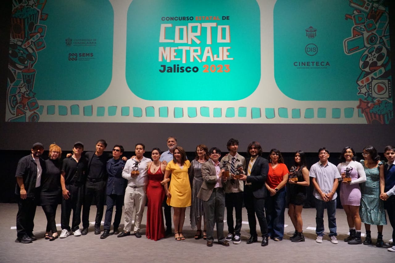 Autoridades del evento junto a ganadores del concurso