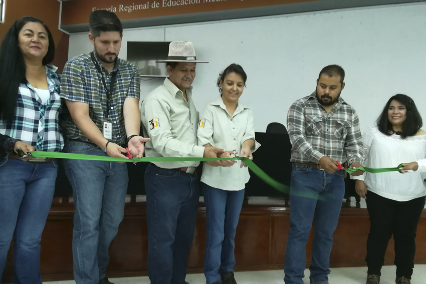 Autoridades en corte del liston de inauguración