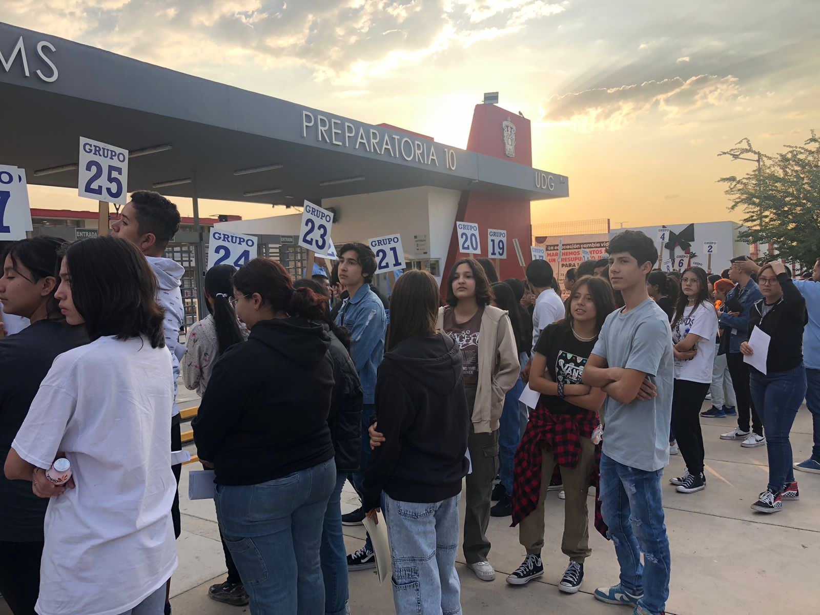 aspirantes en examen de admisión a bachillerato de u d g