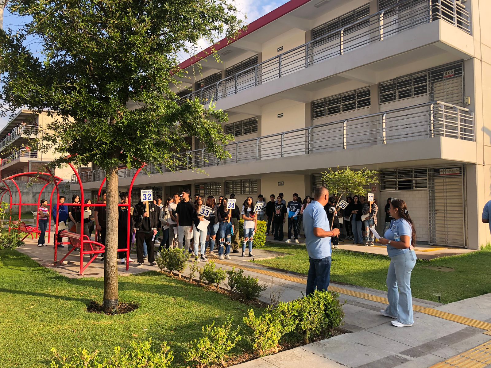 aspirantes en examen de admisión a bachillerato de u d g