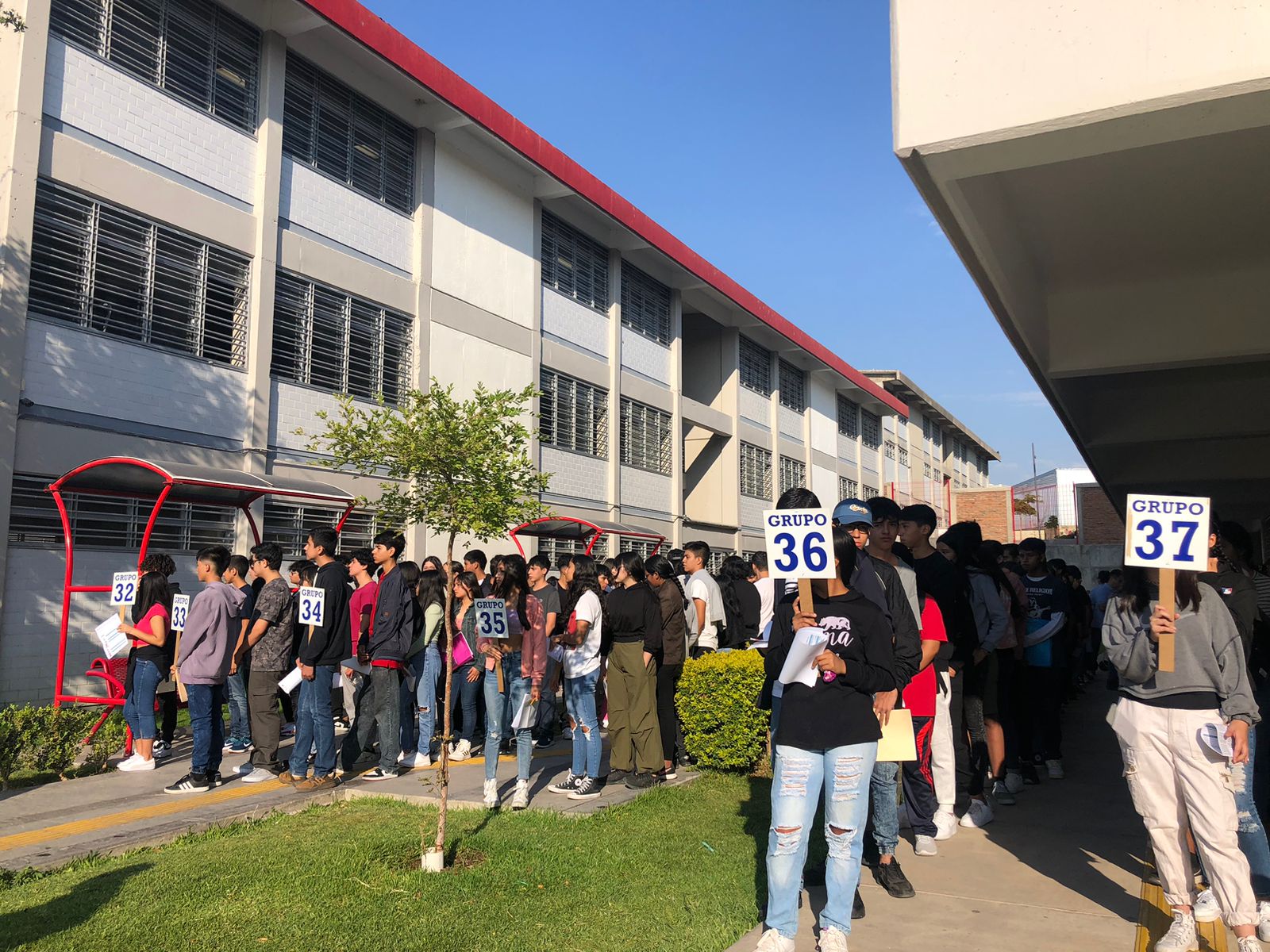 aspirantes en examen de admisión a bachillerato de u d g