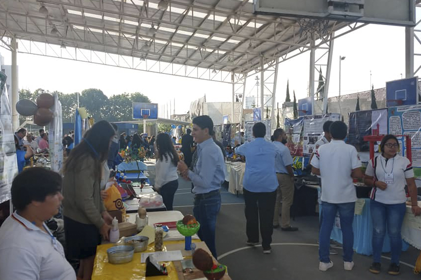 Alumnos en estand