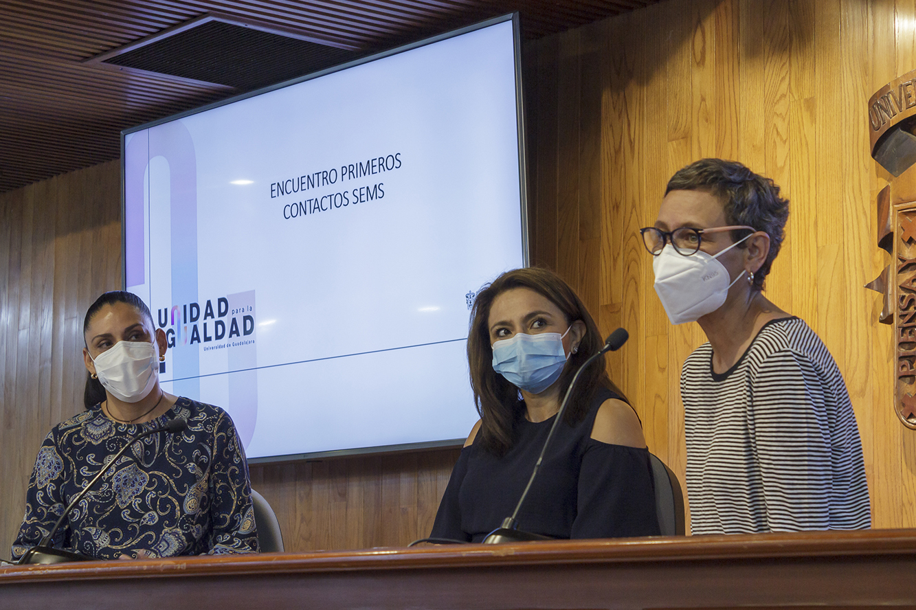 Autoridades del evento frente a asistentes en auditorio