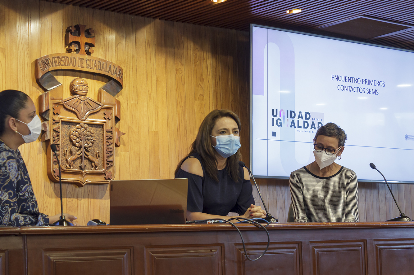 Autoridades del evento frente a asistentes en auditorio