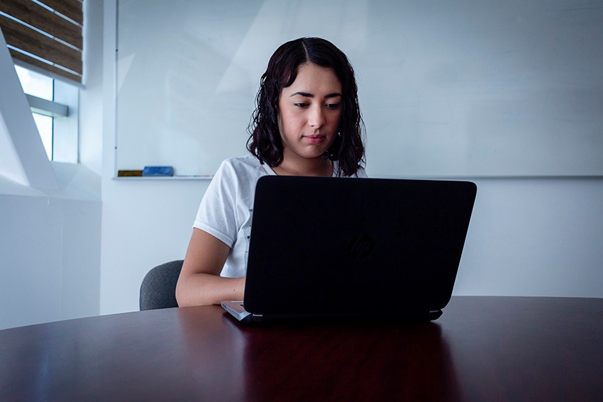Estudiante frente a computadora