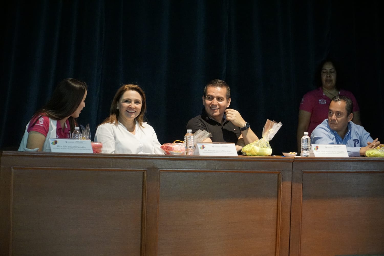 Autoridades del evento en presidium