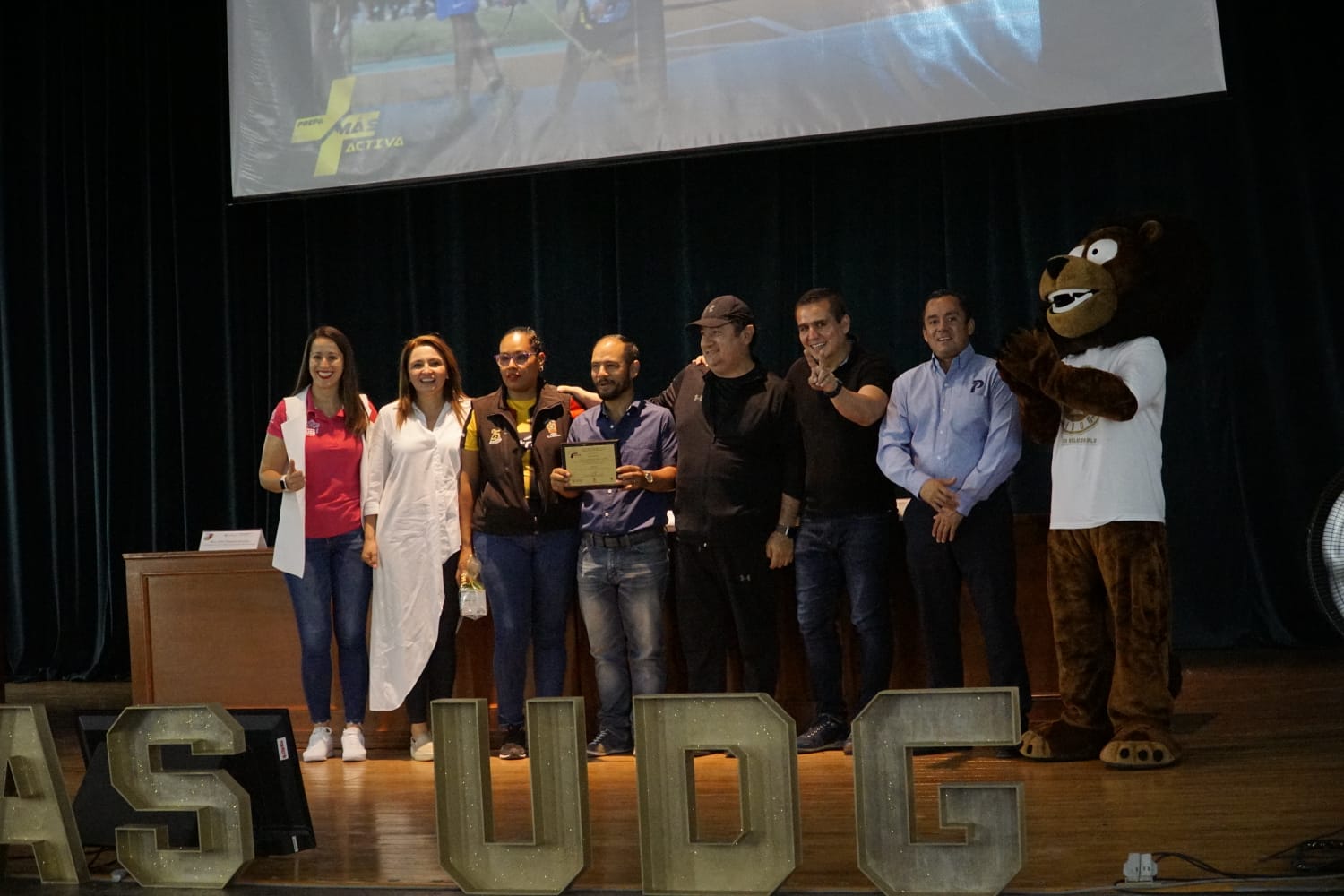 premian ganadores de concursos de Vida Saludable