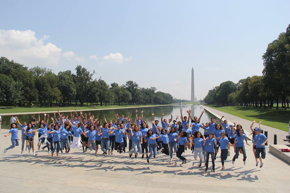 Grupo de jóvenes brincando frente Monumento Washington
