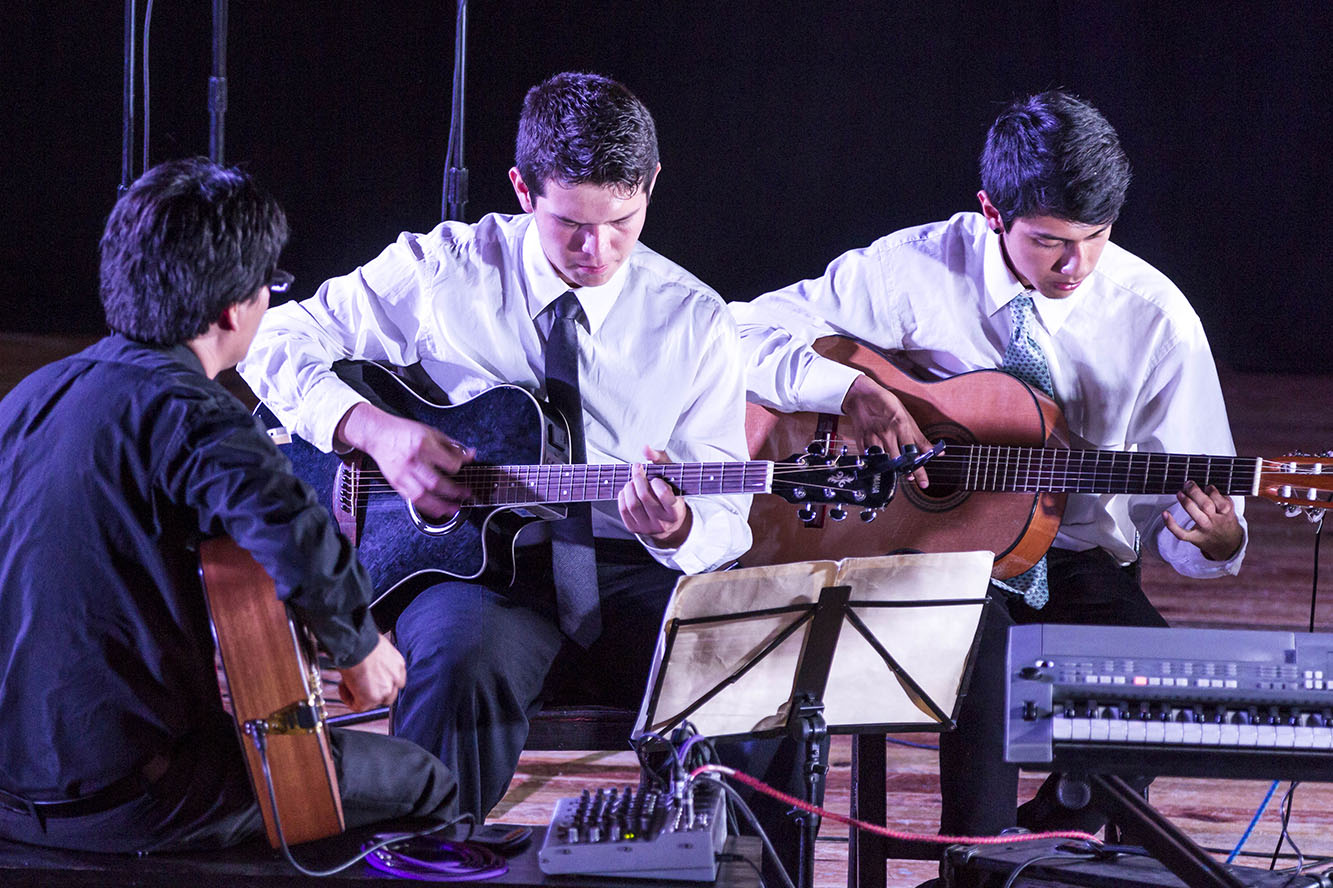 Alumnos tocando instrumento