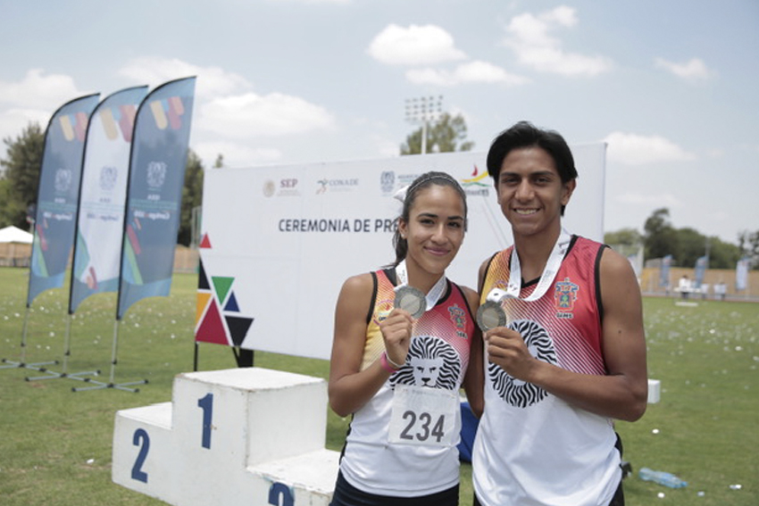 Atletas con medalla