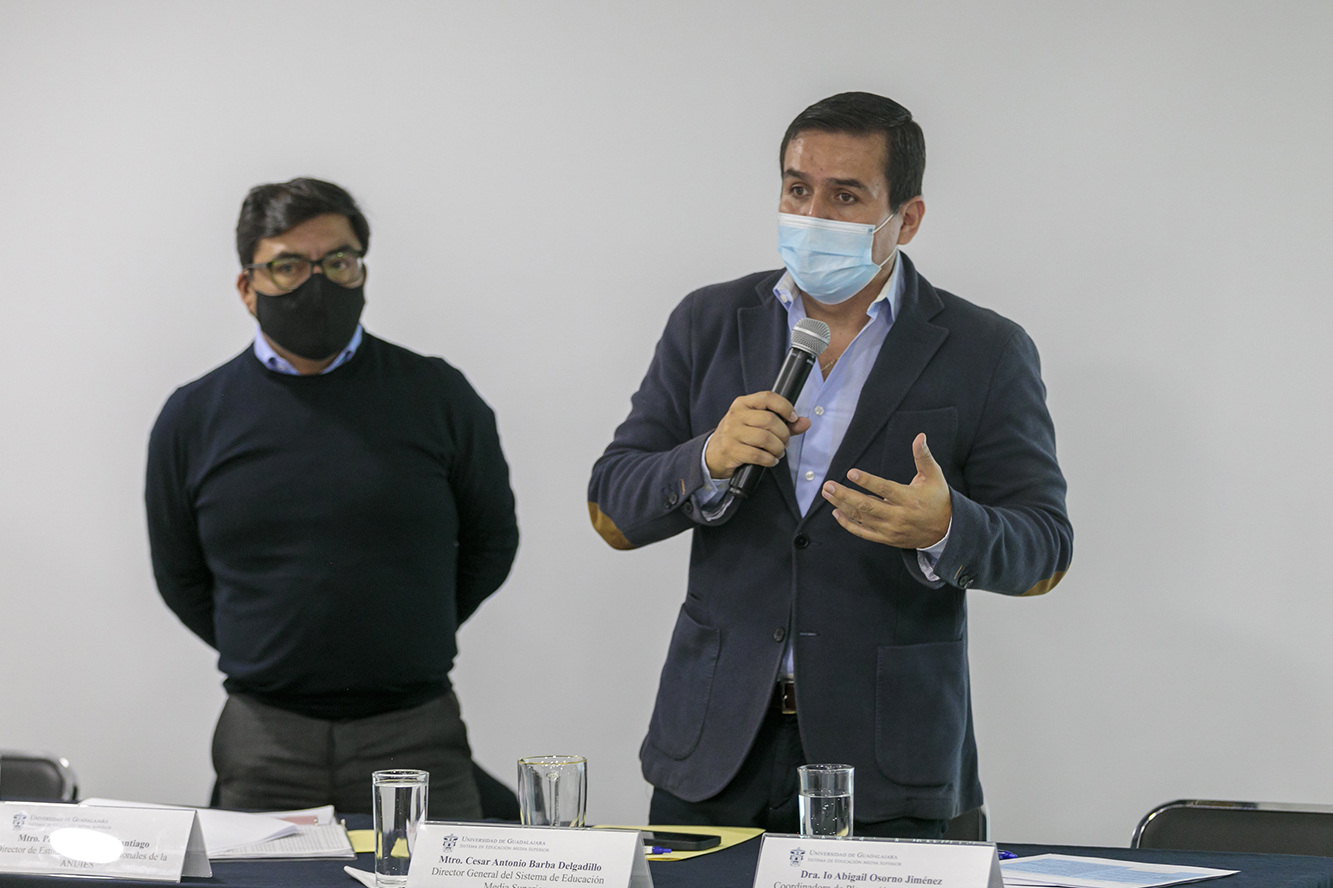 Autoridades del evento frente a asistentes