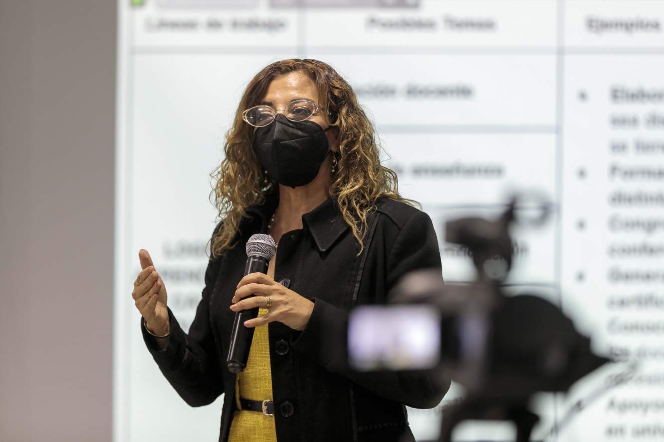 Autoridades del evento frente a asistentes