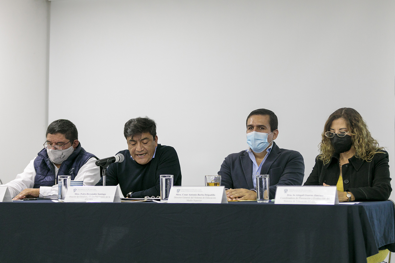 Autoridades del evento frente a asistentes