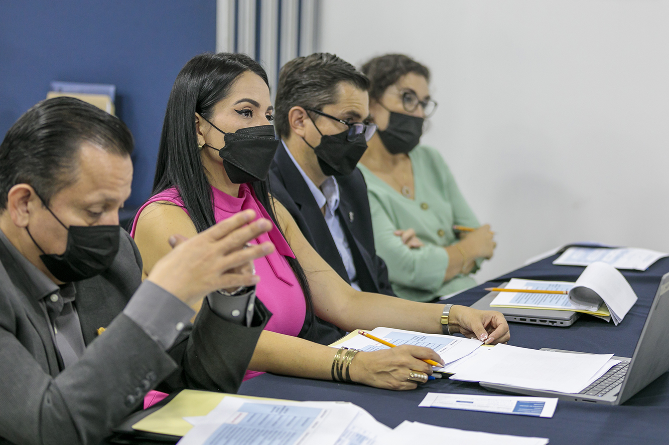 Autoridades del evento frente a asistentes
