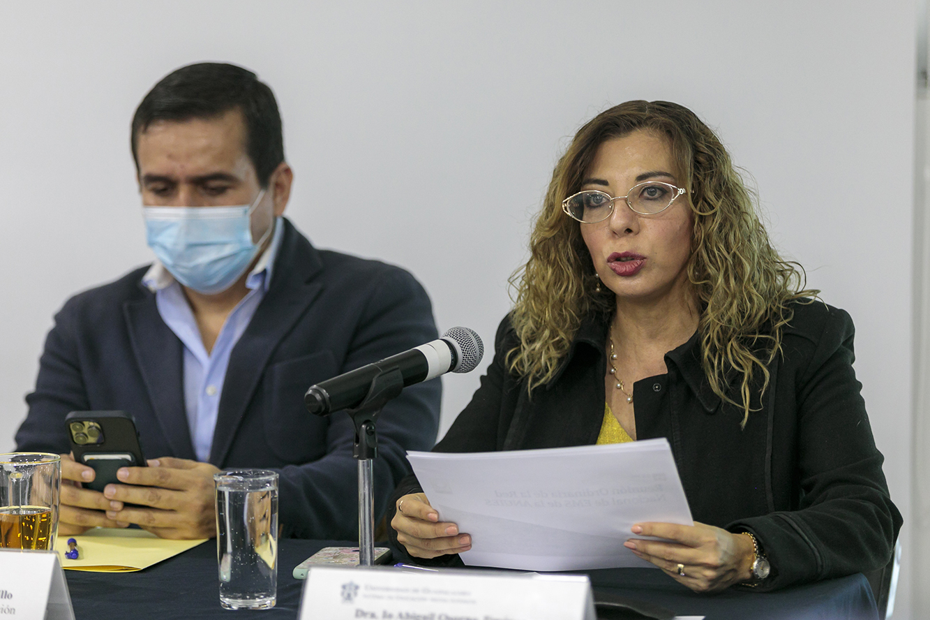 Autoridades del evento frente a asistentes