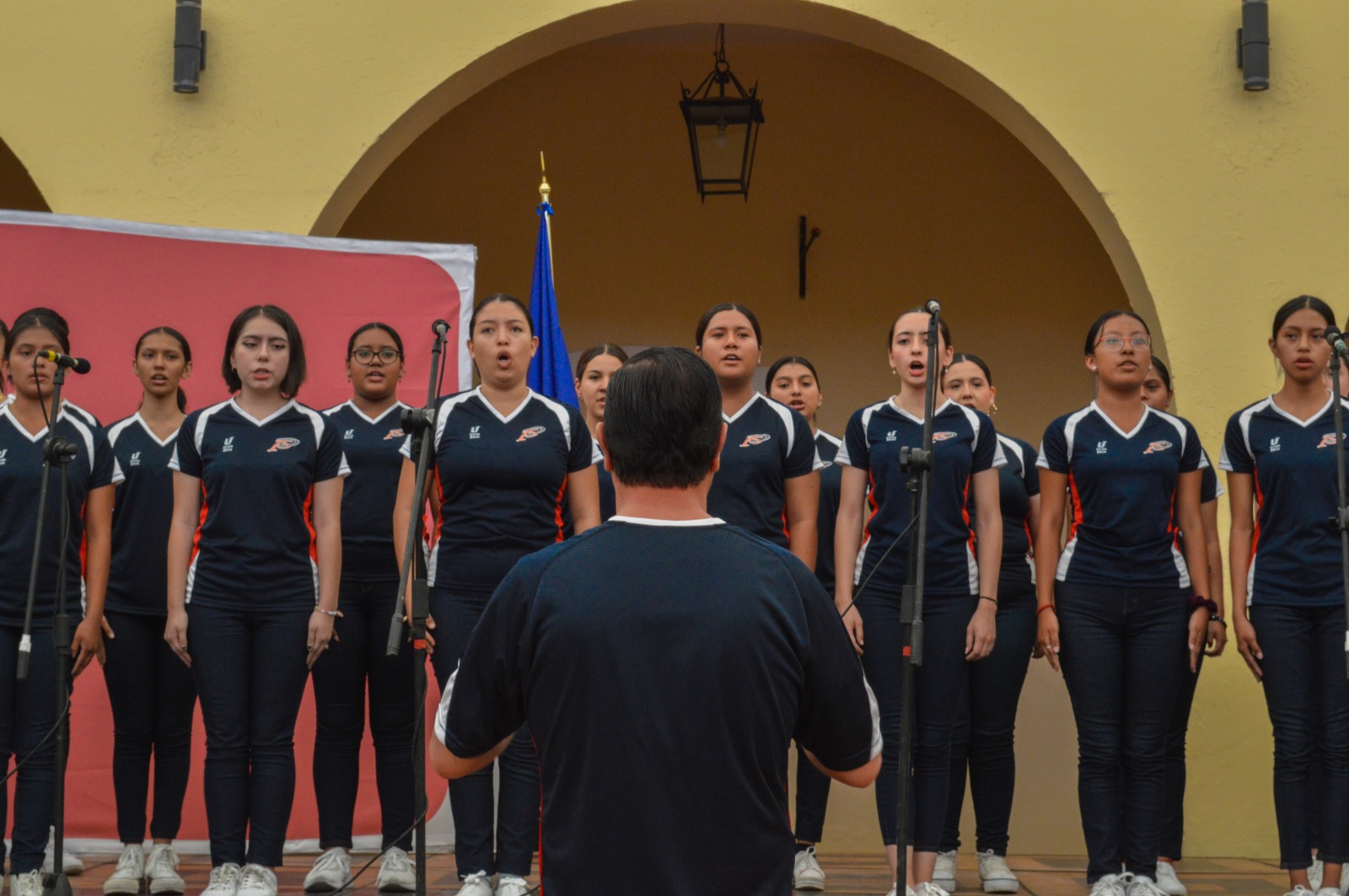 Grupo de jóvenes entonando el himno de Jalisco