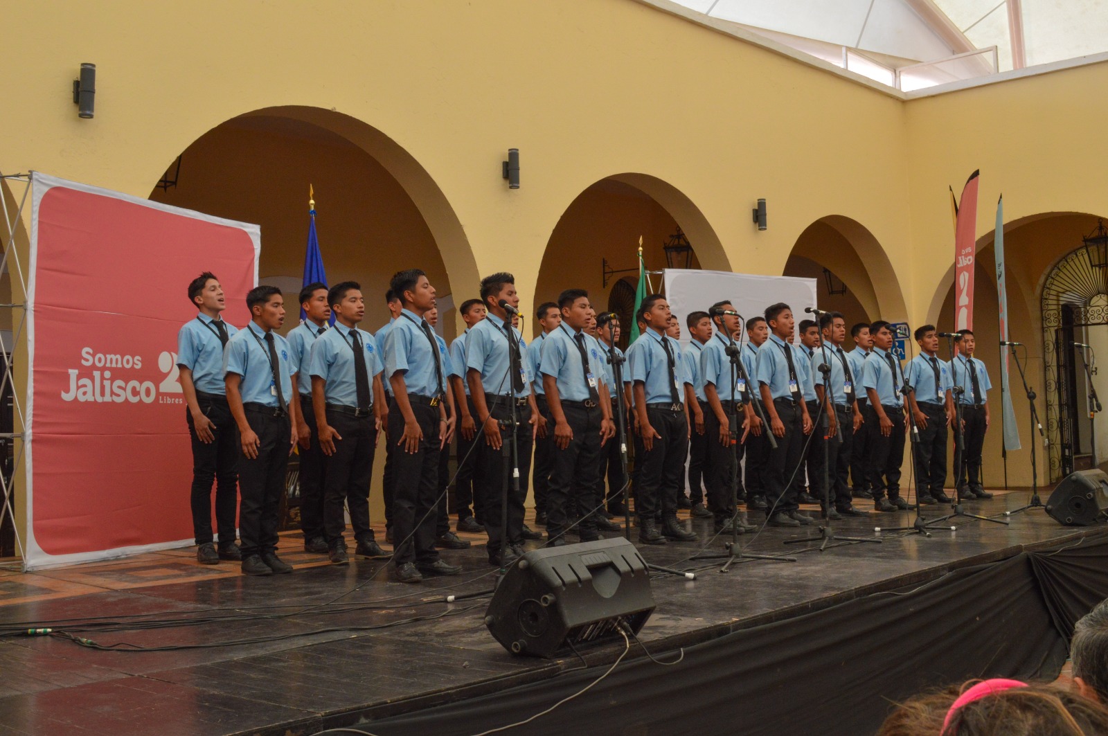 Grupo de jóvenes entonando el himno de Jalisco