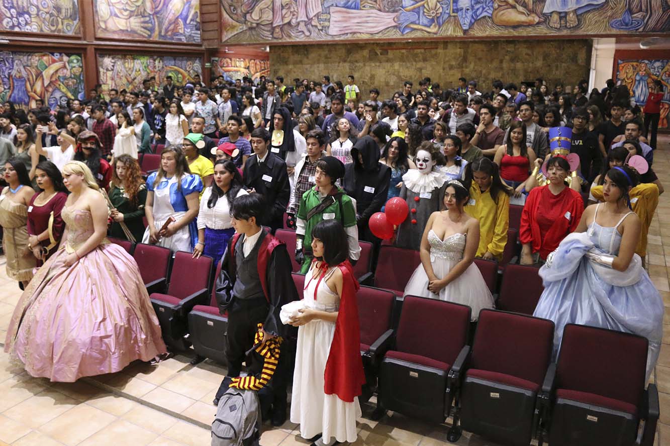 Alumnos disfrazados en auditorio