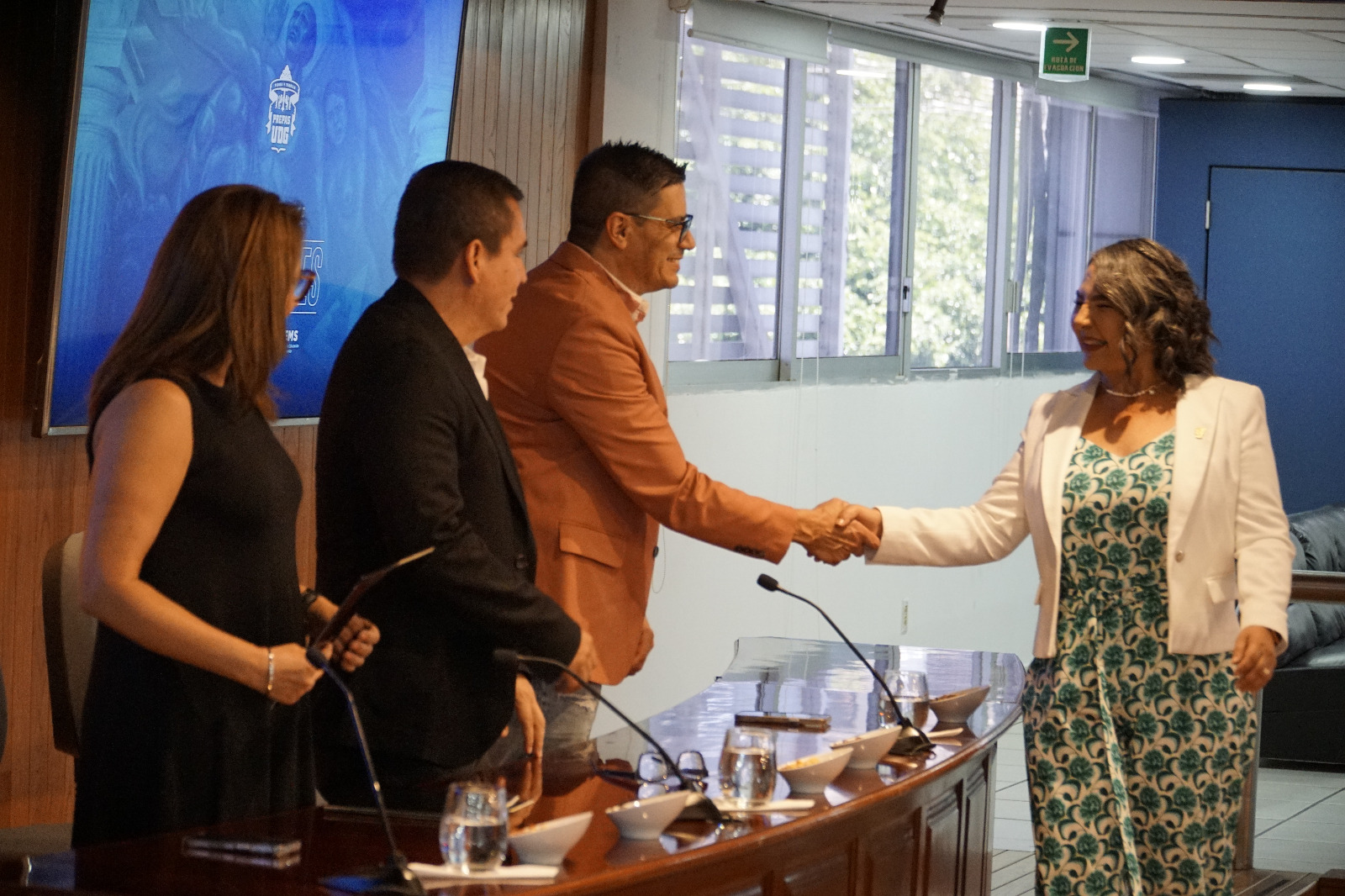 Autoridades del evento en presidium