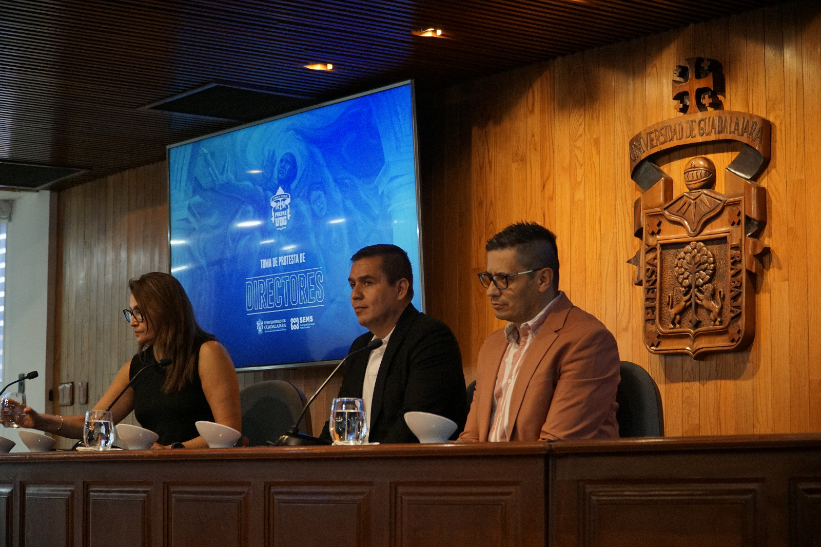Autoridades del evento en presidium