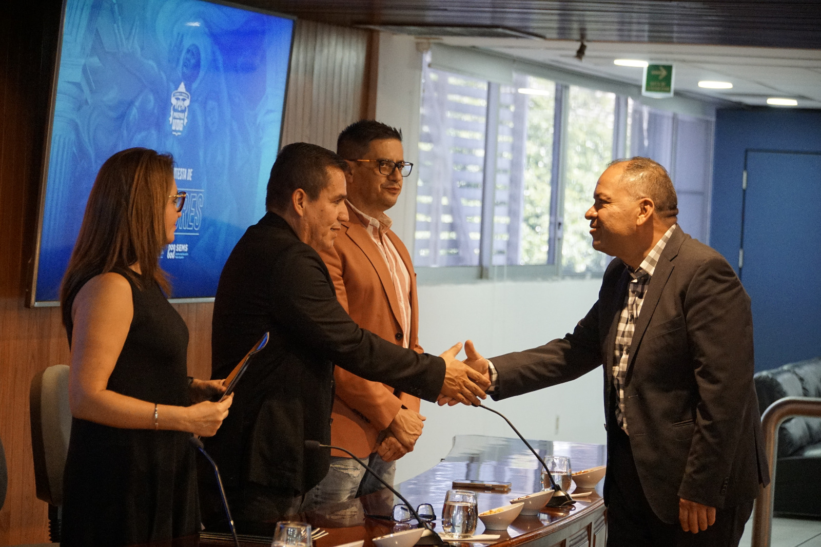 Autoridades del evento en presidium