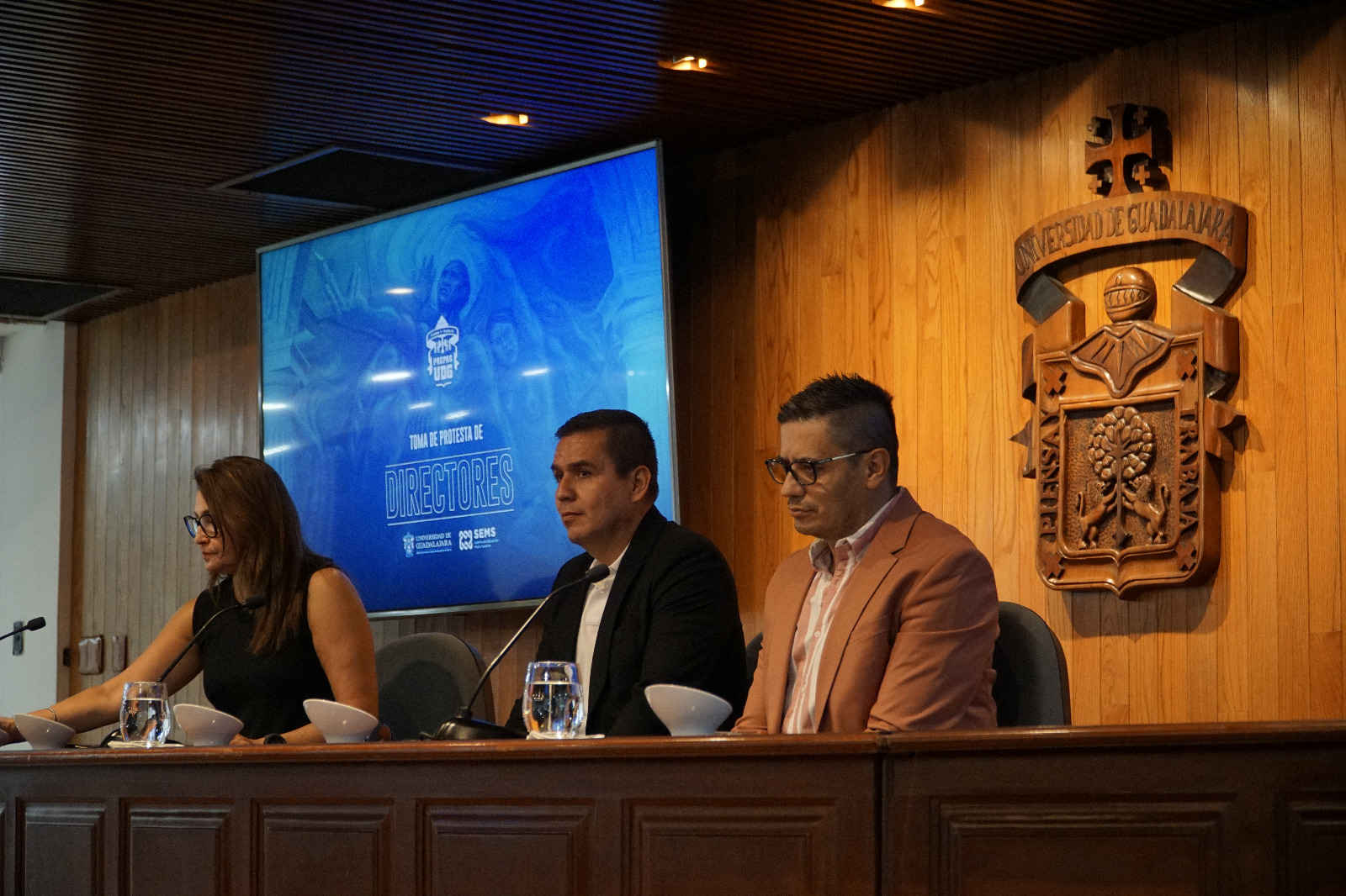 Autoridades del evento en presidium